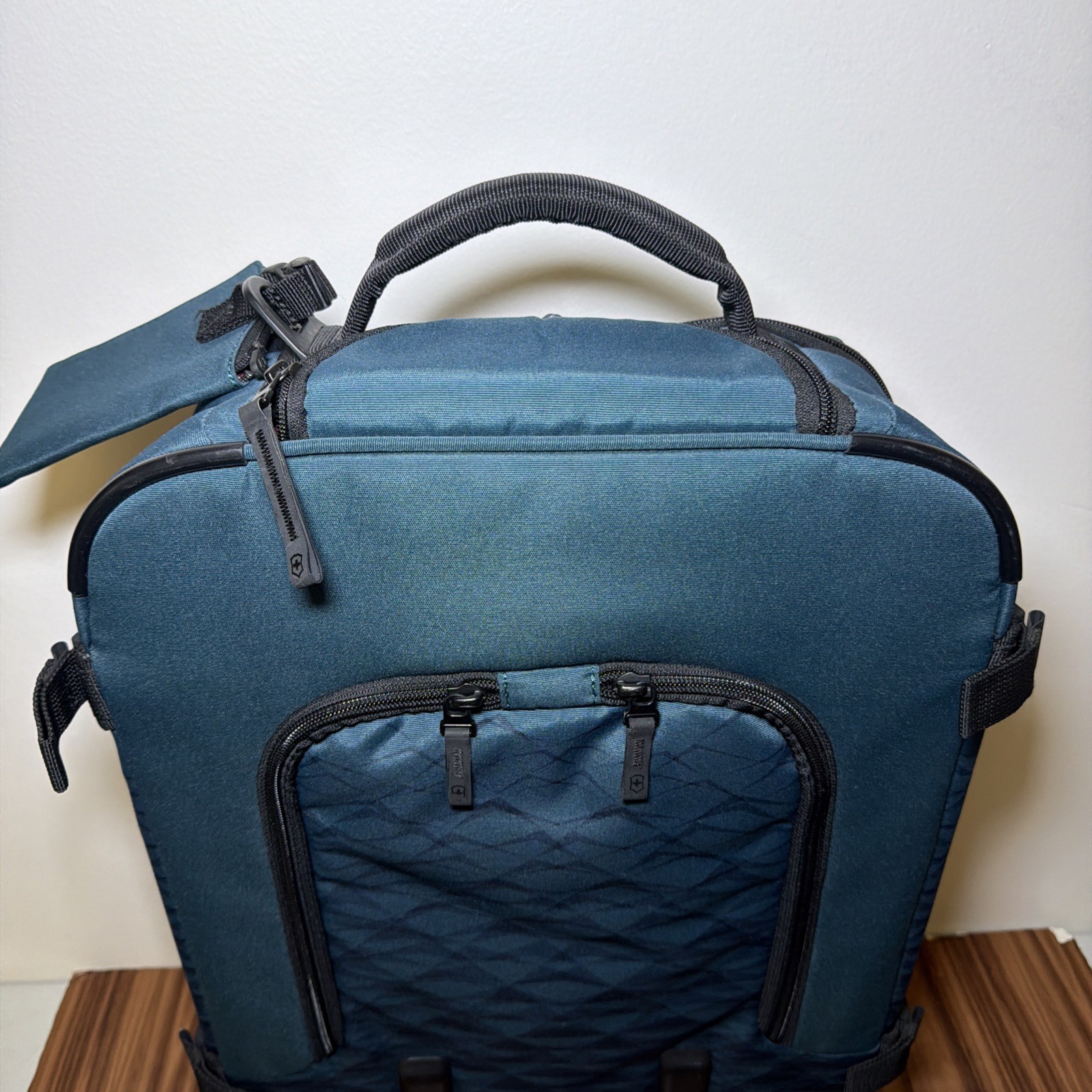 Victorinox Carry Case VX Touring Global Wheeled Carry On 601477 Dark Teal Blue