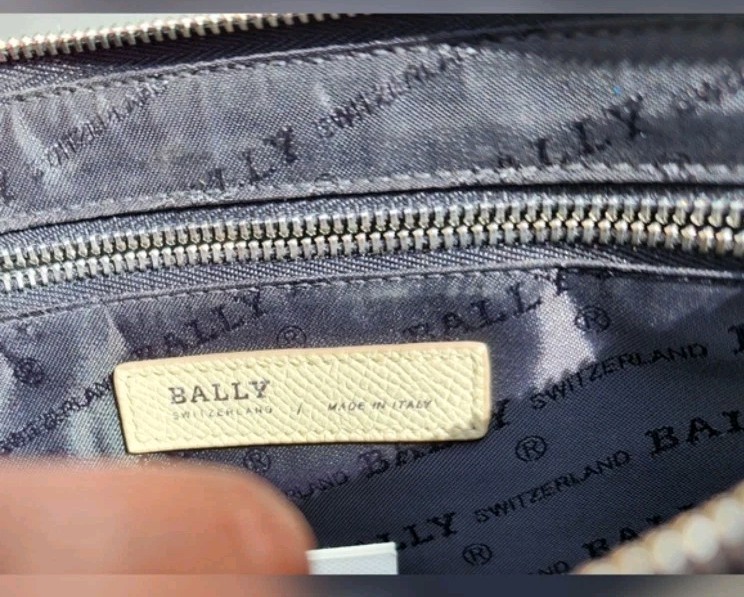 Bally Benery Embossed Zipped Pouch(Men’s) W 10.24 x H 7x D 0.39) Navy/Ivory
