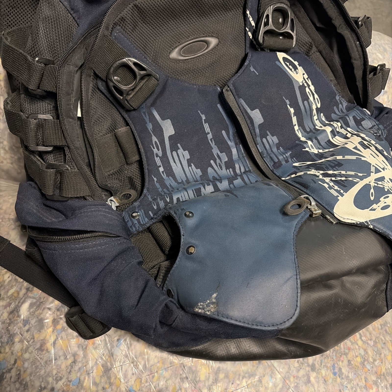OAKLEY Icon 2.0 Tactical Backpack Red Tag Archive Black Blue Nylon Used Y2K