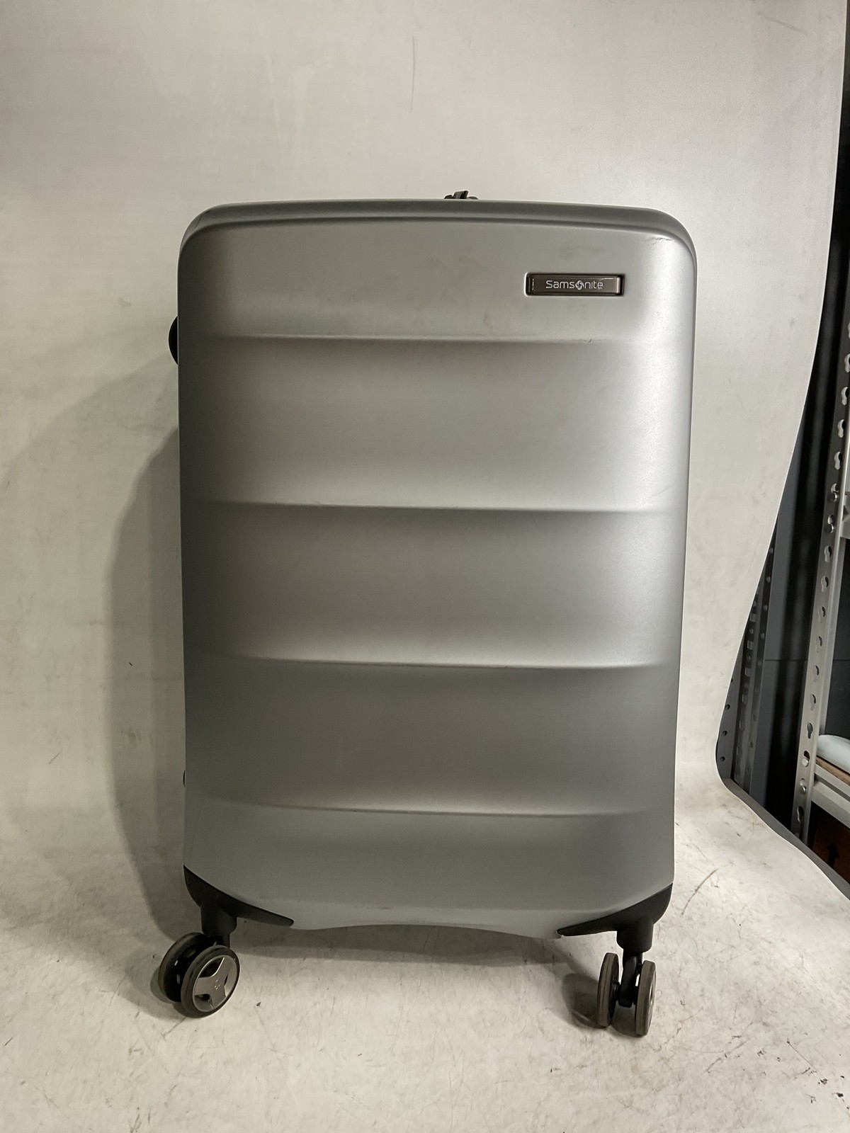 Samsonite Octiv Hardside Spinner Aluminum Silver Check Medium 24 U1
