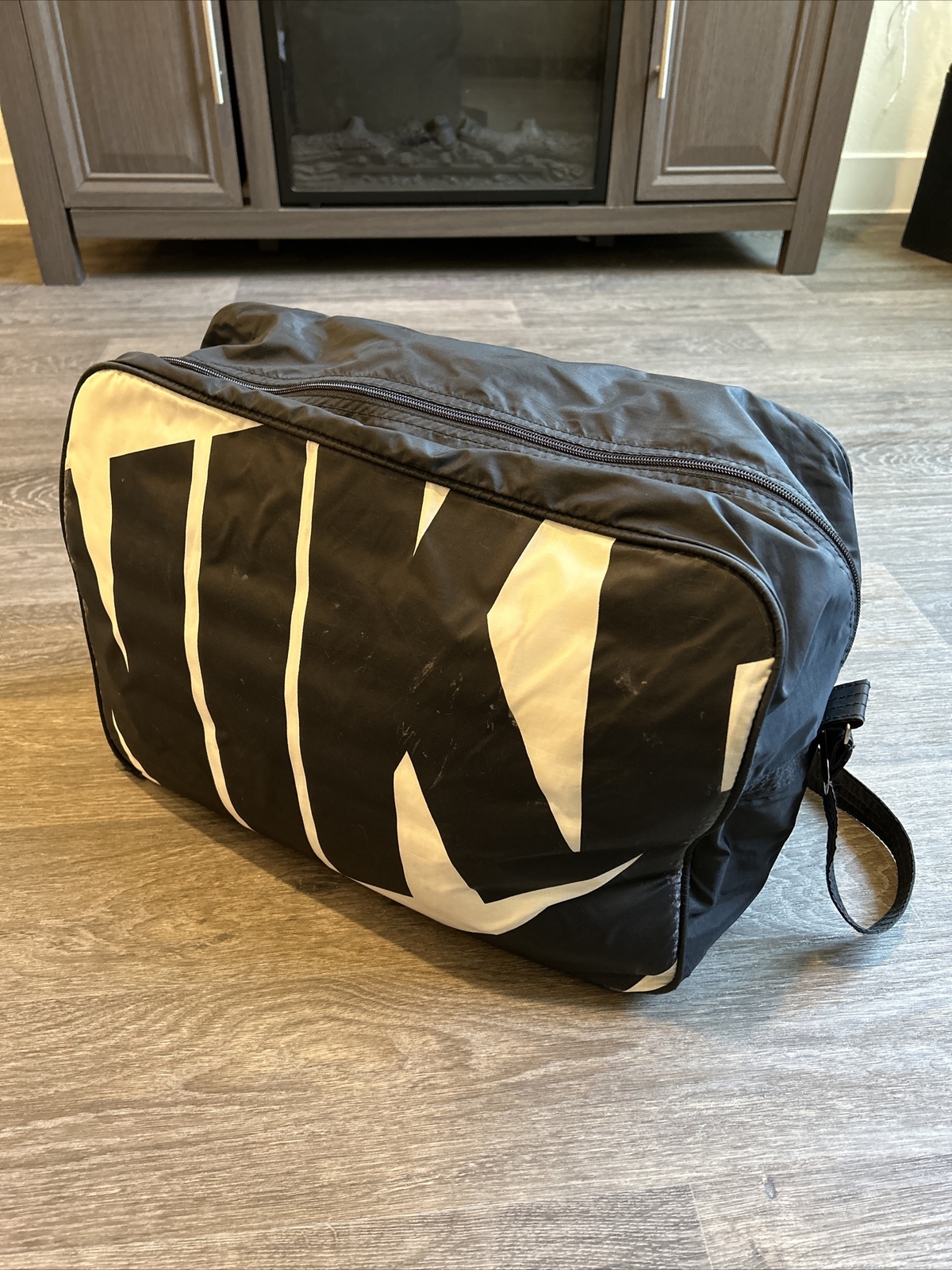 VTG 1980’s Nike Duffle Bag Big Logo Black/White RARE! blue tag Taiwan 1986 OG