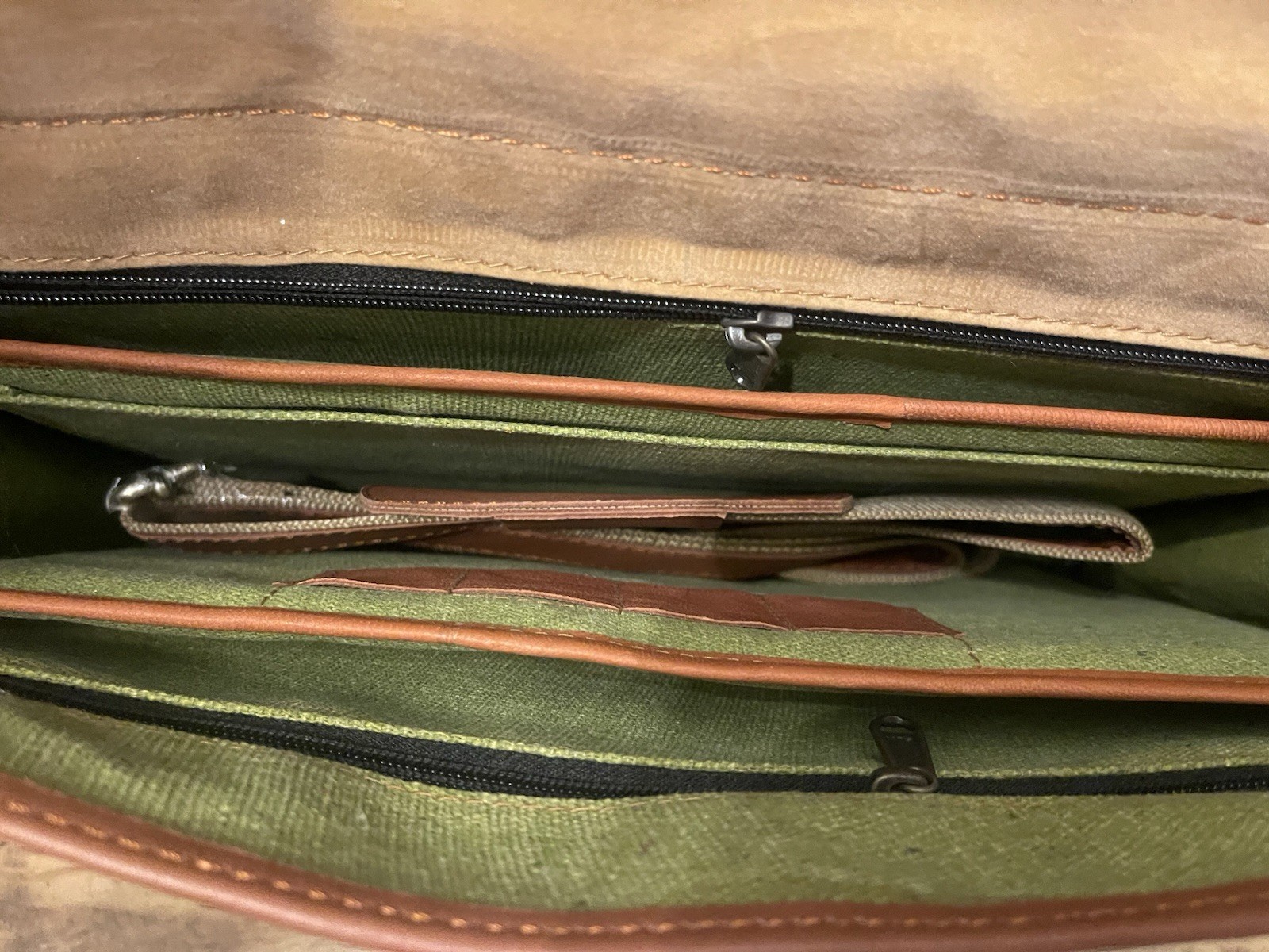 Cuero 18” Wide 12” Tall Chestnut Brown Leather Messenger Bag Brand New