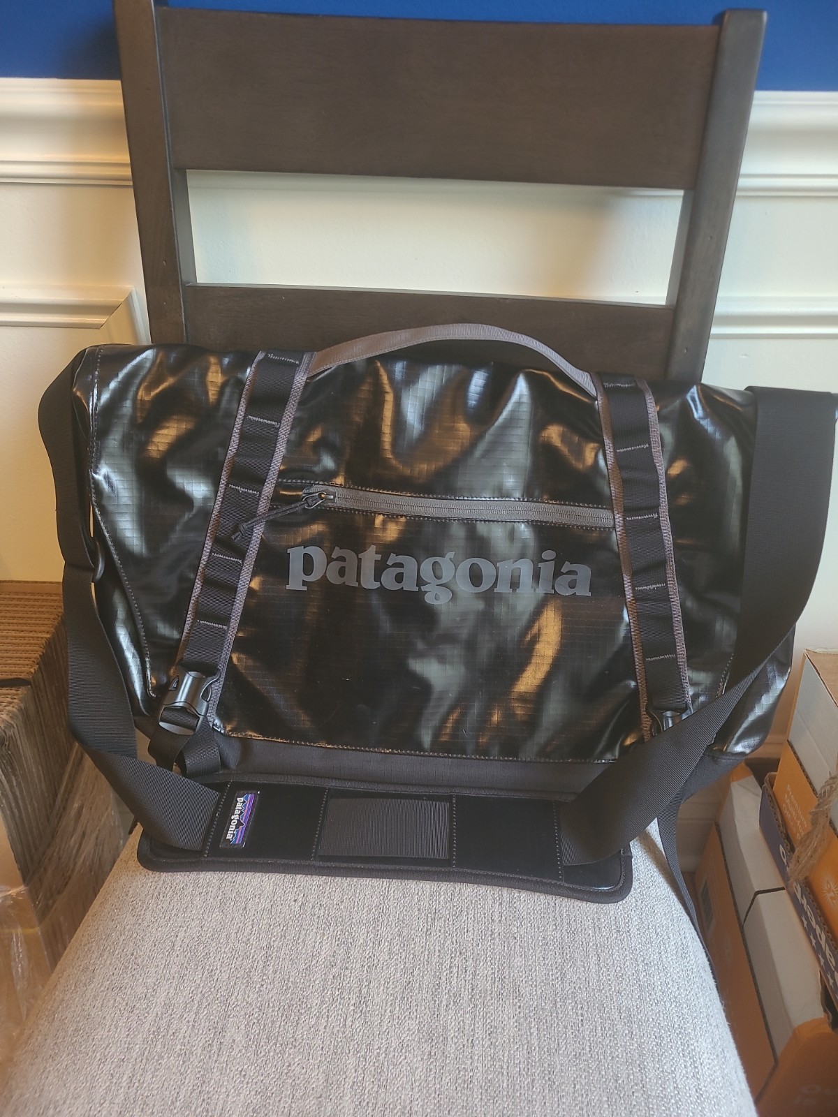 Patagonia Black Hole Messenger Bag Black Enamel 12.5″x20.5″ Travel