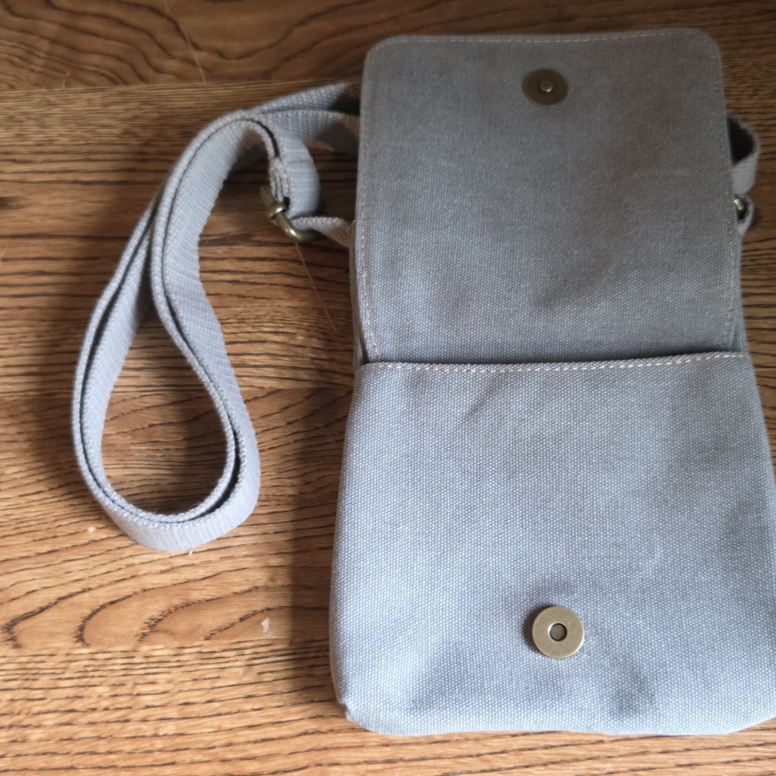 Prairie Schooner Gray Small Crossbody Adjustable Strap Zip Magnetic Outer Pocket