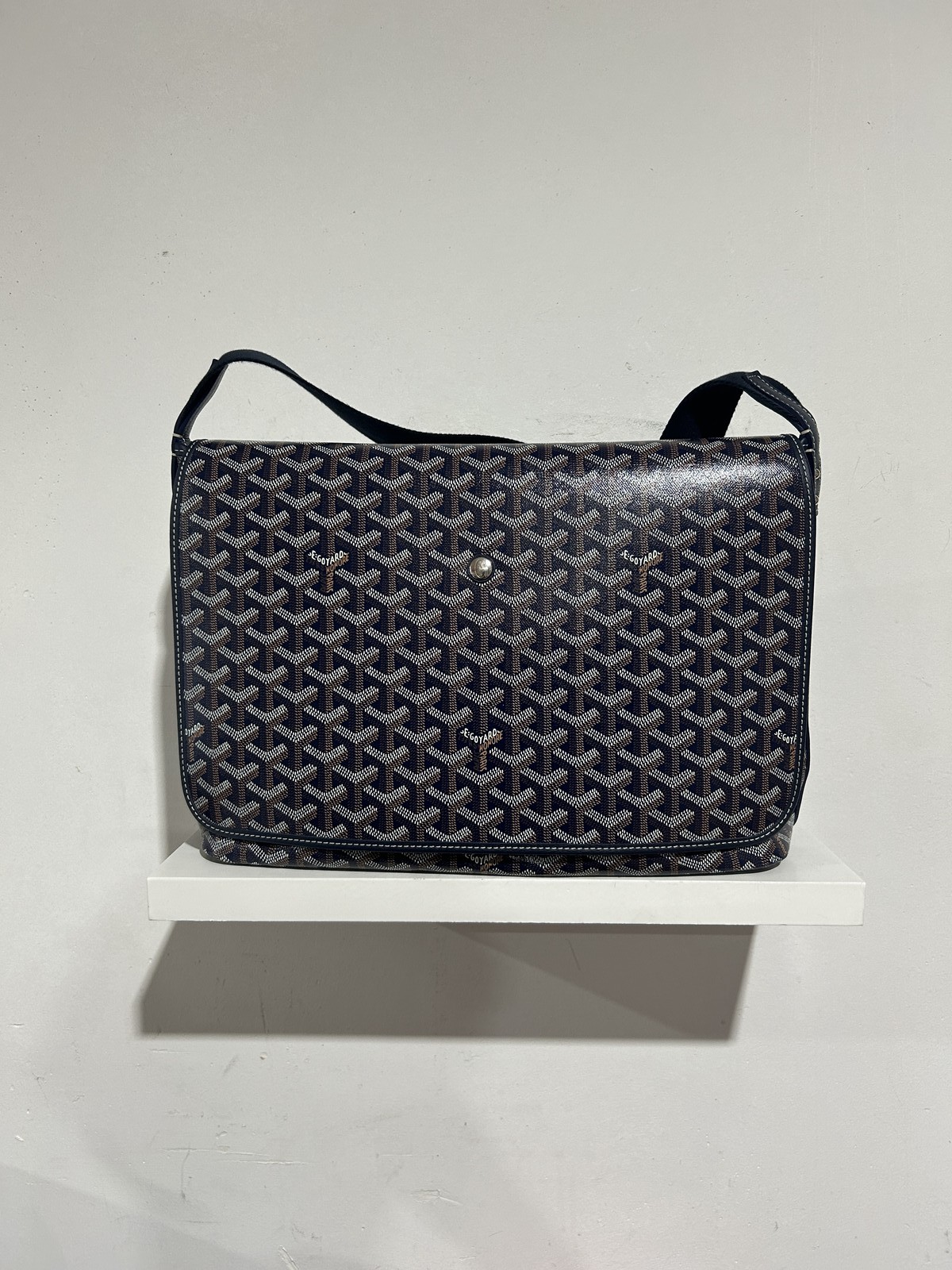 GOYARD NAVY CAPETIEN MESSENGER BAG SIZE MM PREOWNED