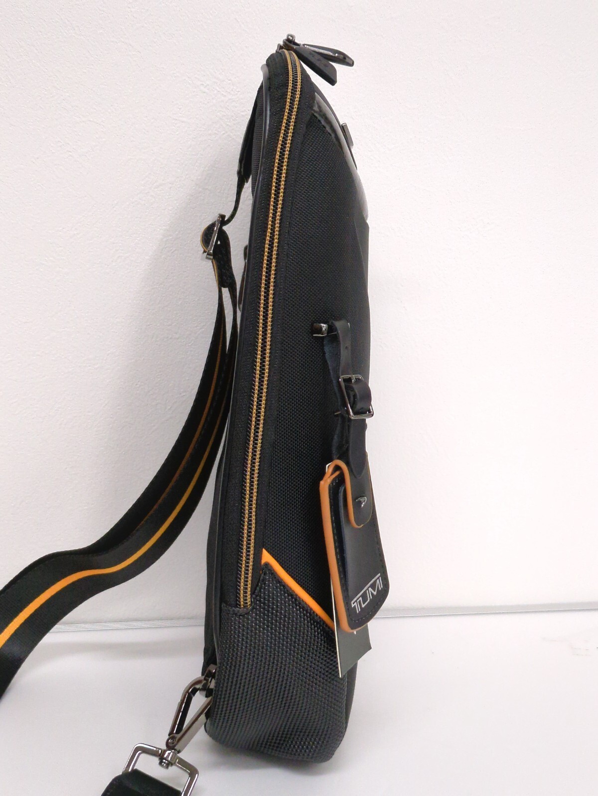TUMI McLaren Torque Sling Body Bag carbon leather Fiber Black Outlet