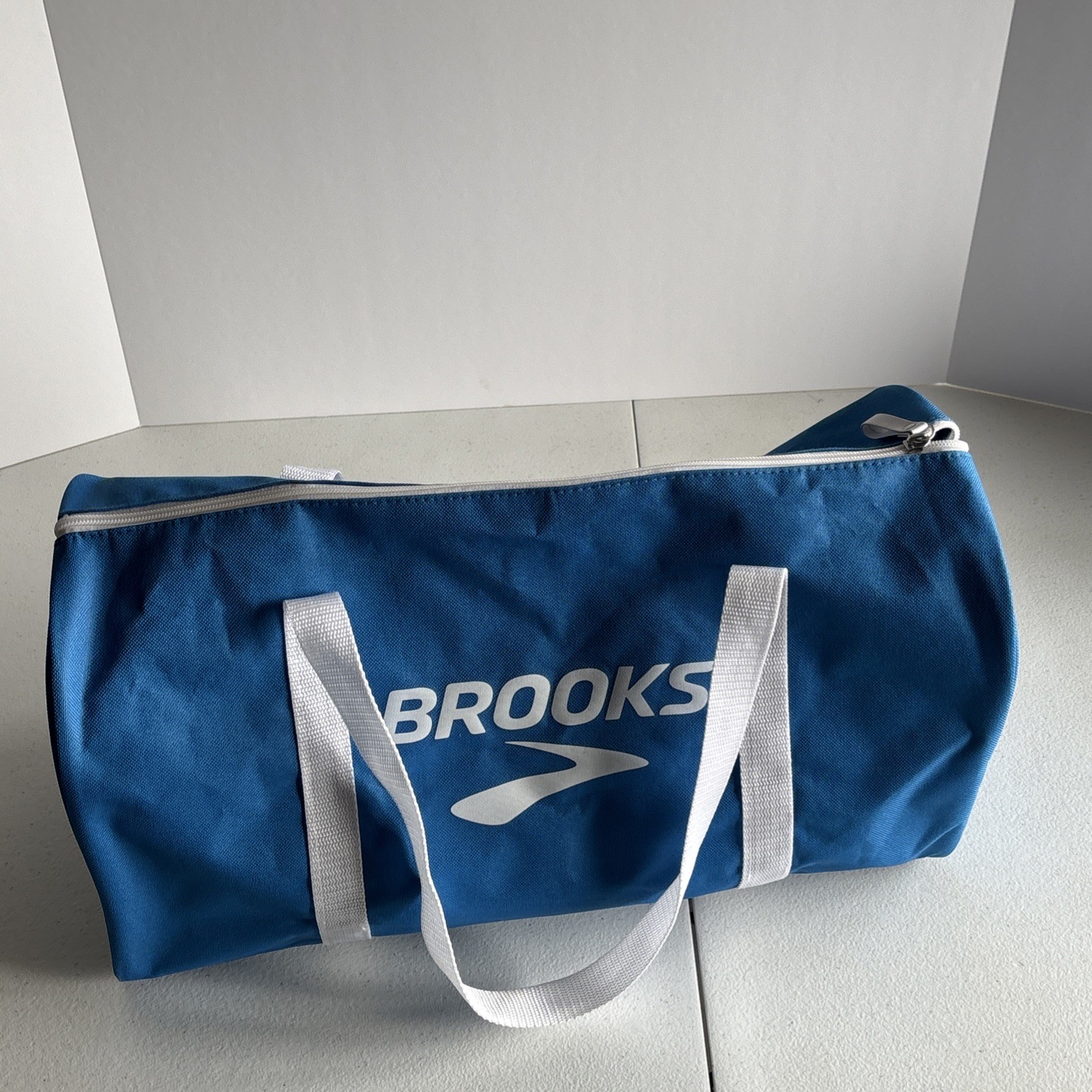 Brooks Blue White Zippered canvas Gym Duffle Bag Nylon top straps