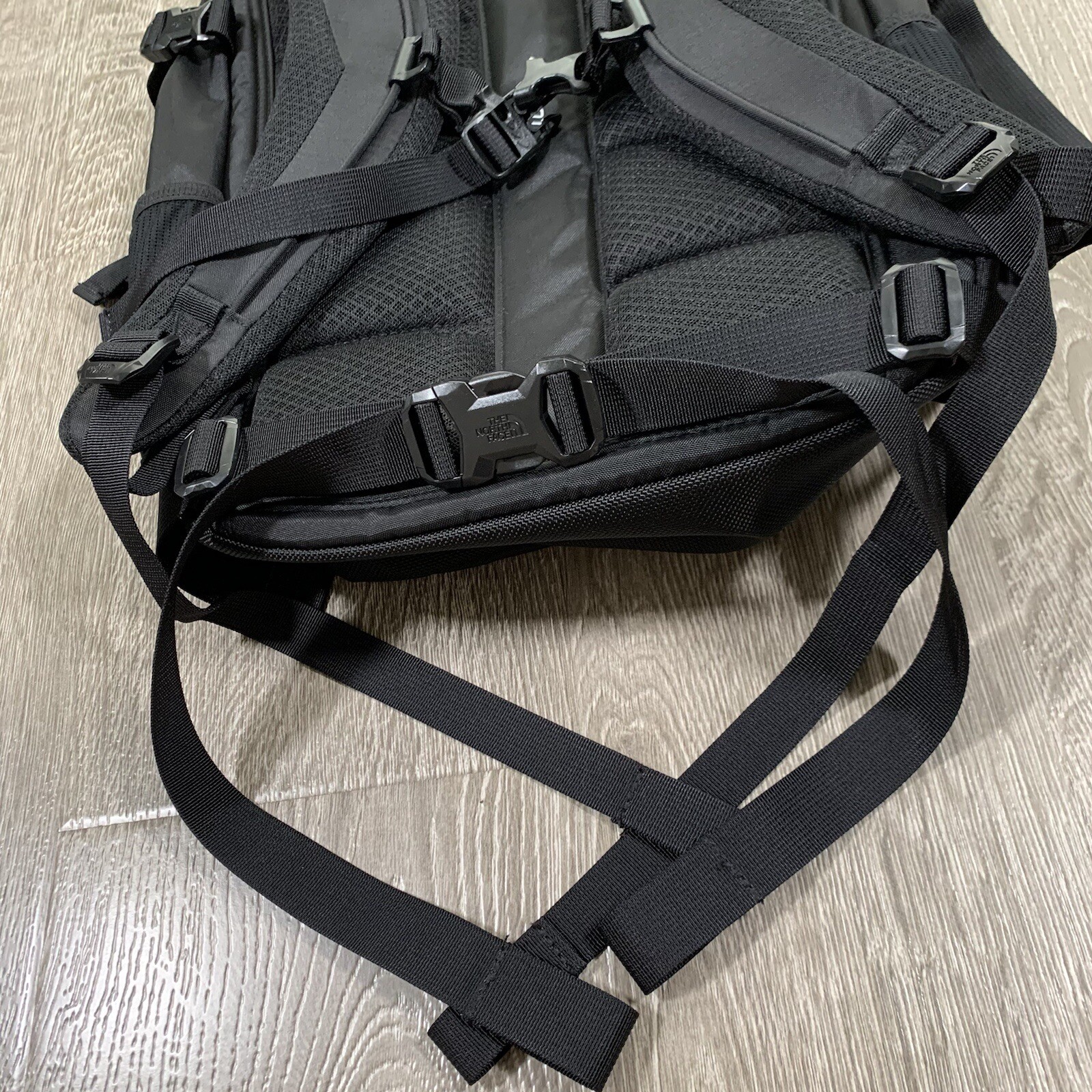 THE NORTH FACE Fall Line Backpack BLACK. Company Logo Storage Units