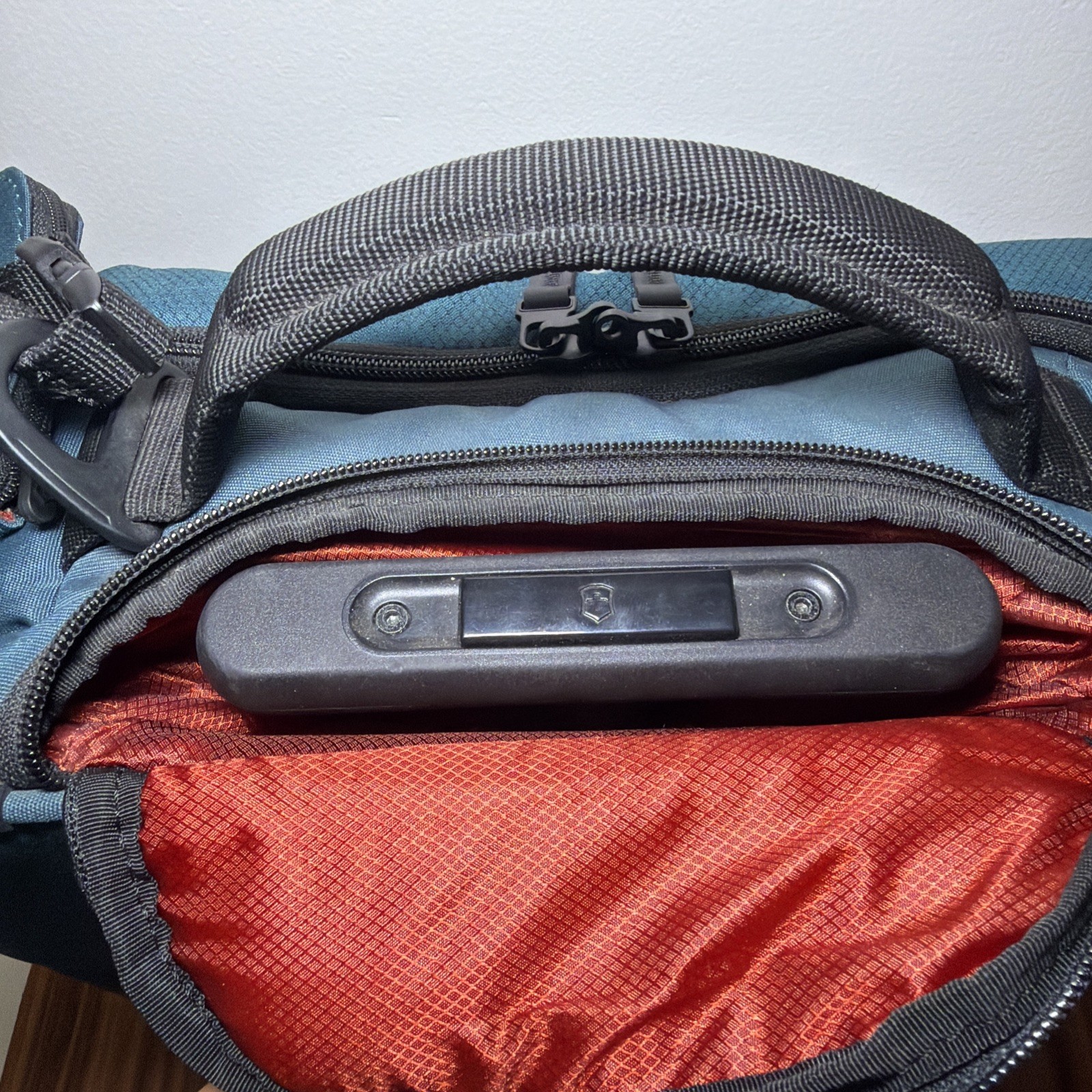 Victorinox Carry Case VX Touring Global Wheeled Carry On 601477 Dark Teal Blue