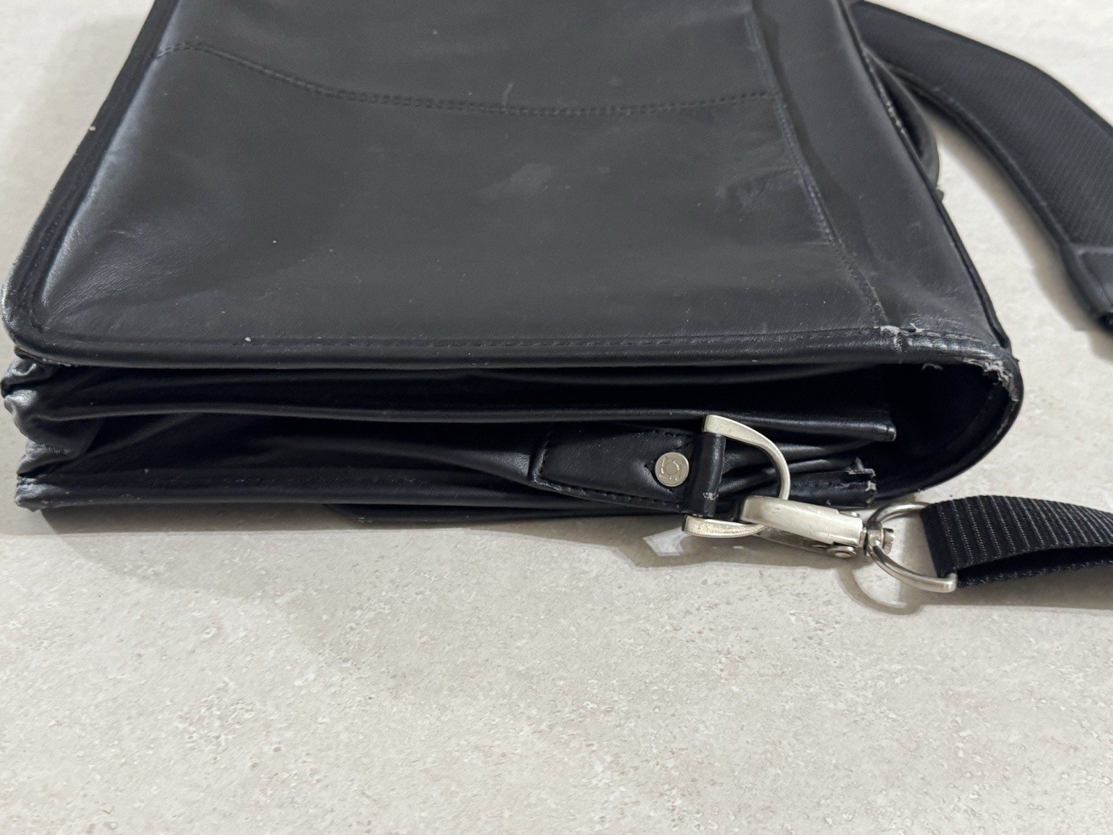Kenneth Cole Reaction Messenger Bag – See Description