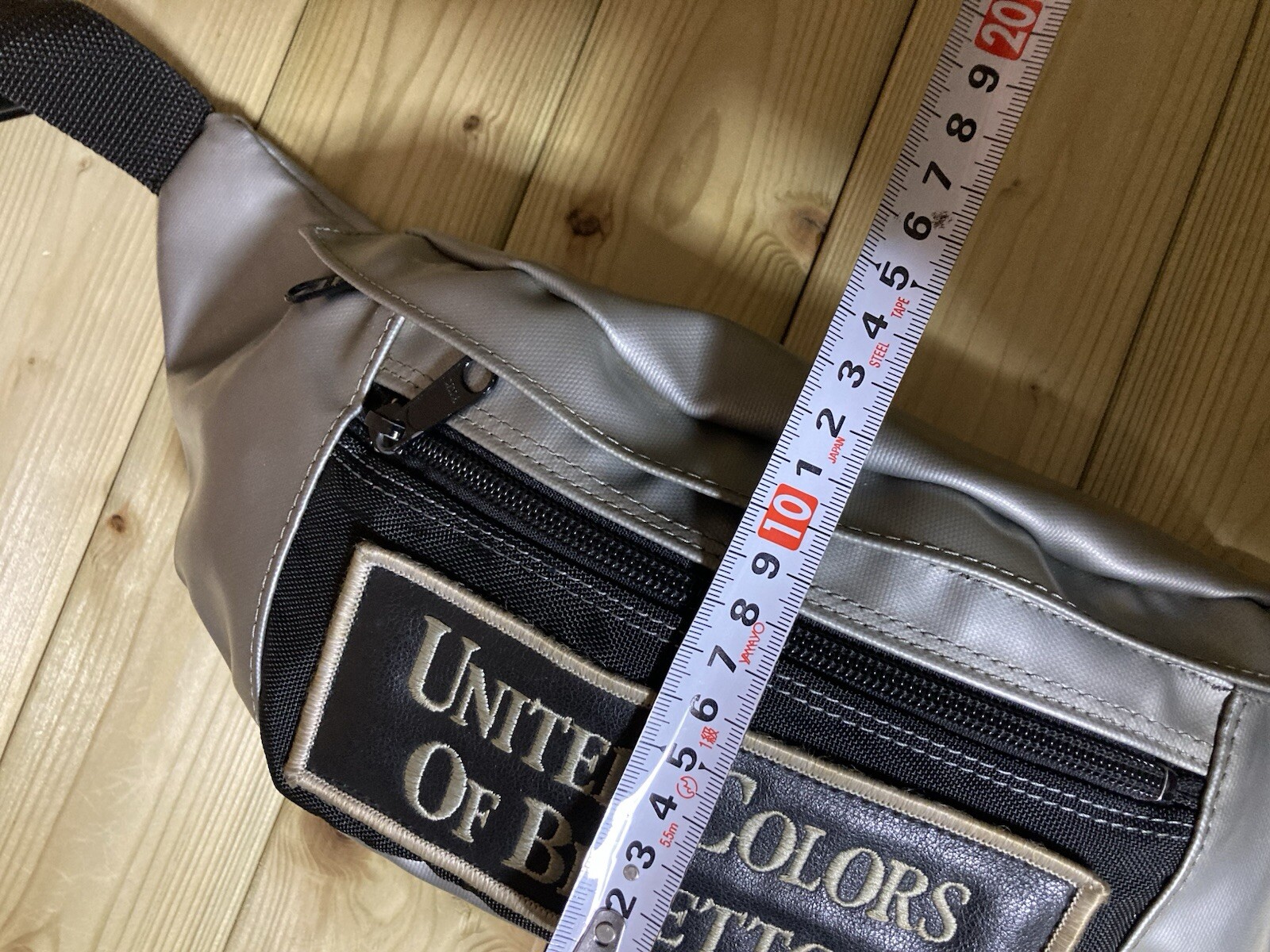 United Colors of Benetton Crossbody Fanny Pack Bag Vtg Size 9.8 x 5.1 x 3.9 in