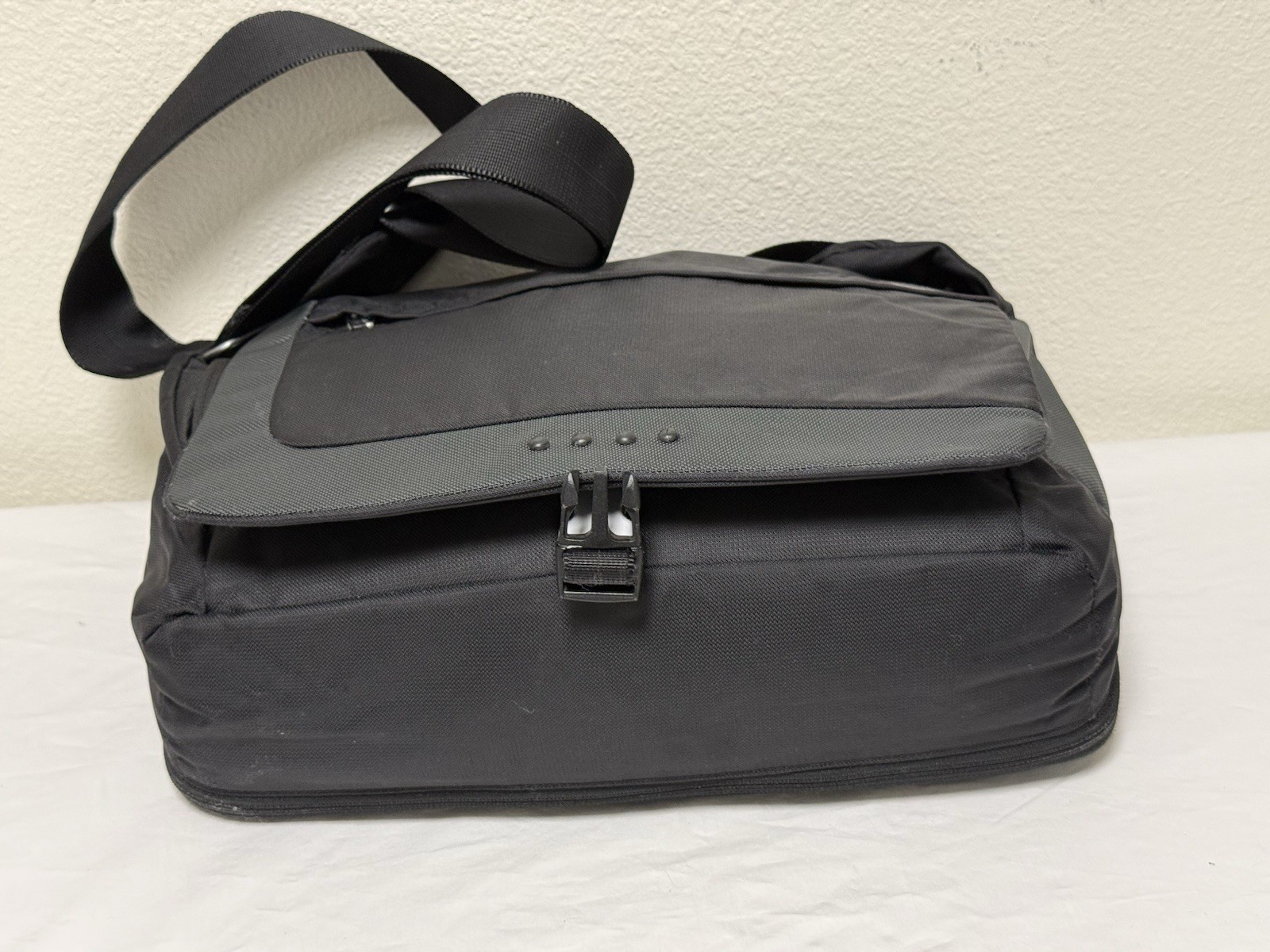 TUMI T-Tech Black Crossbody Laptop Messenger Business Travel Ballistic Nylon Bag