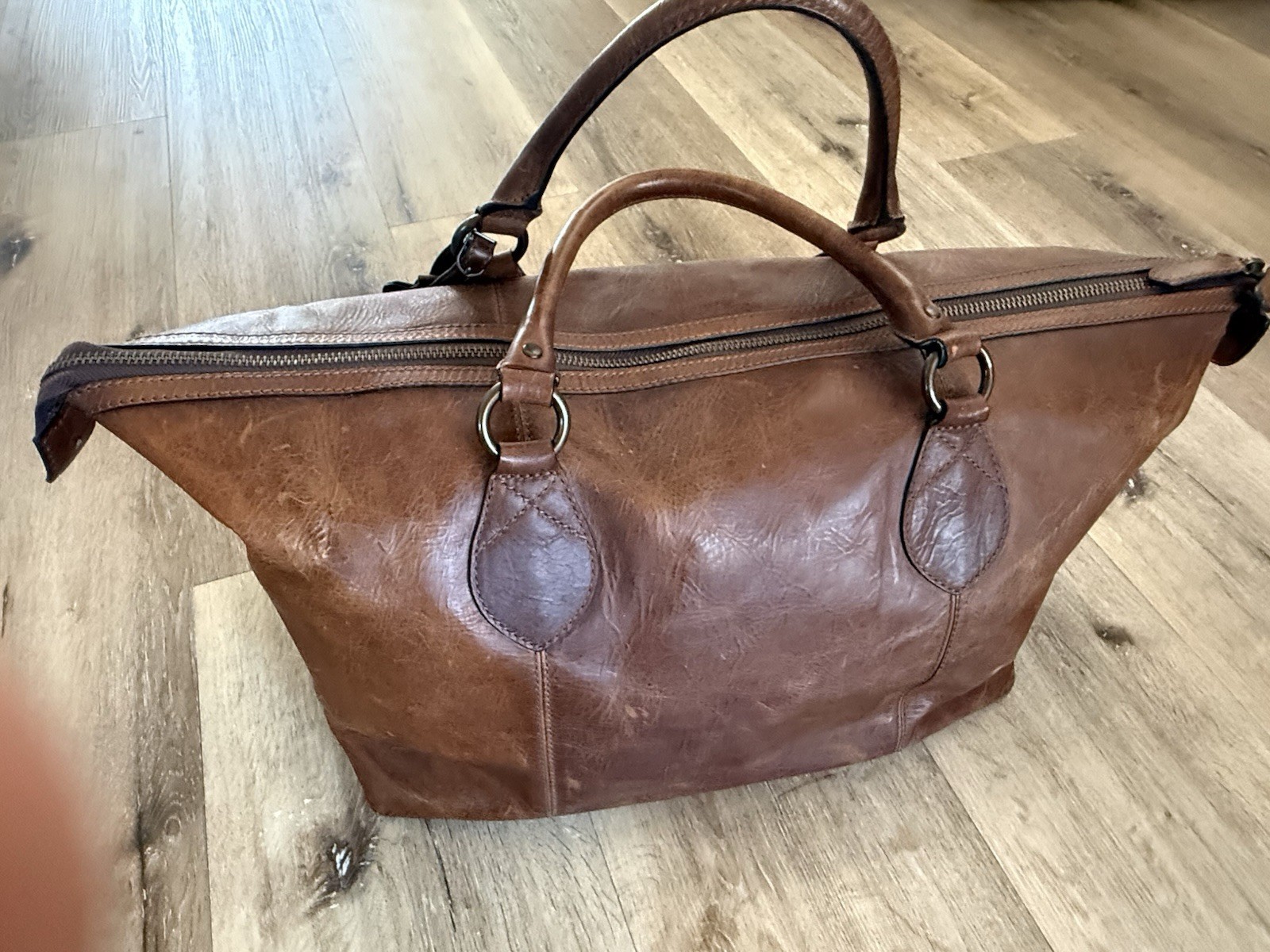 Frye Logan Overnight Leather Duffle weekender bag-cognac