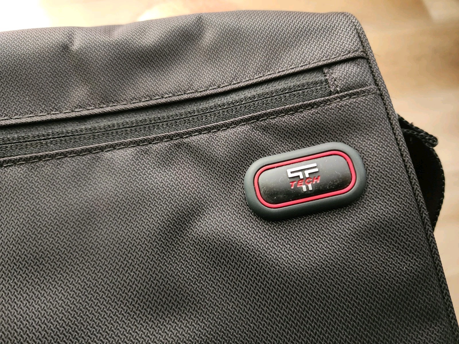 TUMI T-Tech Messenger Bag 5138D Black Nylon Laptop Crossbody Red Lining Men EUC