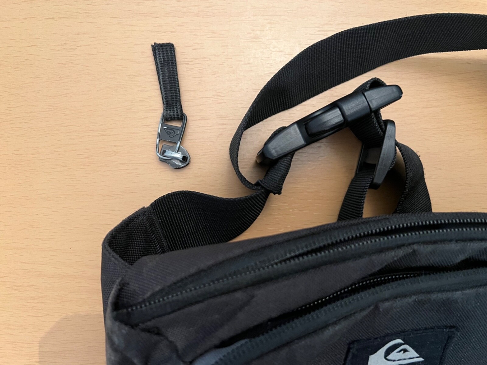 Quicksilver waist pouch (broken zipper)