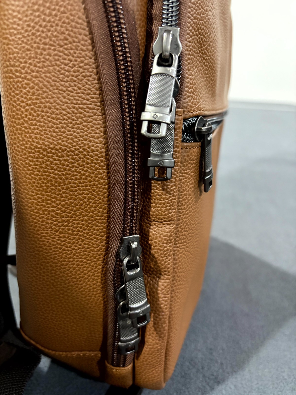 Samsonite Unisex Slim Backpack Brown Cognac Grain Leather Padded Mesh Back