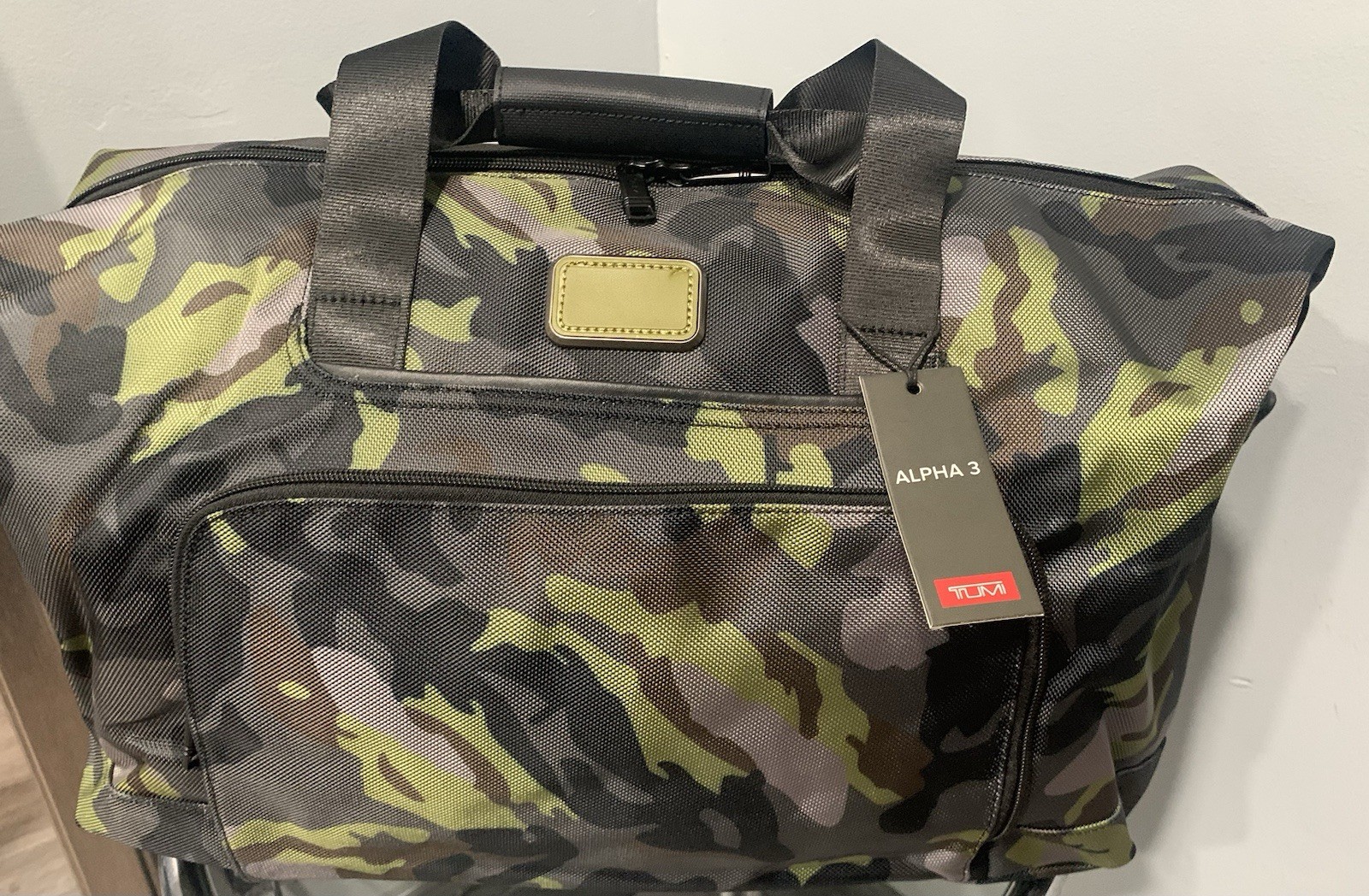 Tumi Alpha 3 Double Expansión Travel Satchel. Limited Edition Green Camo