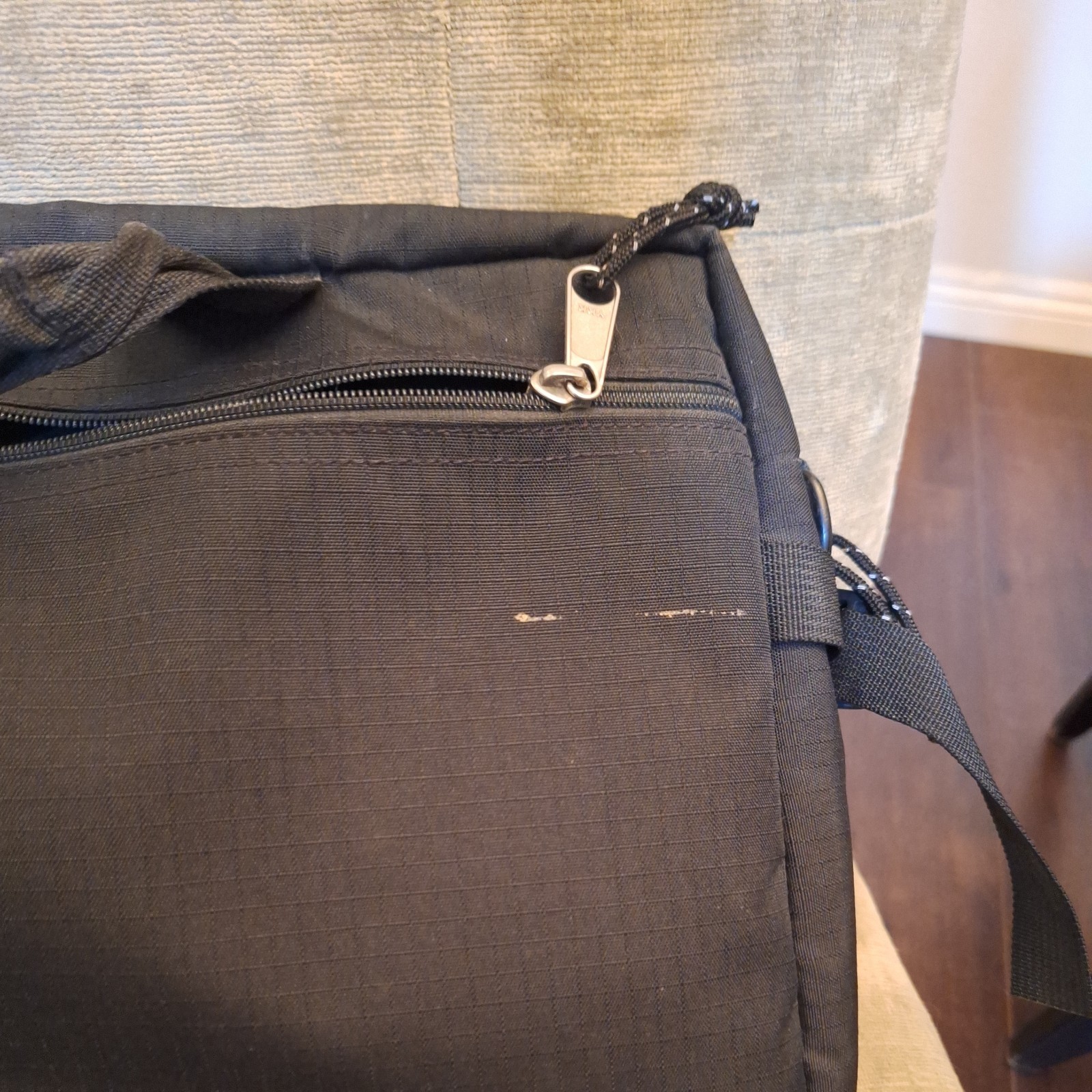 Trager USA Seattle Messenger Laptop Crossbody Bag Travel Black & Green Ripstop