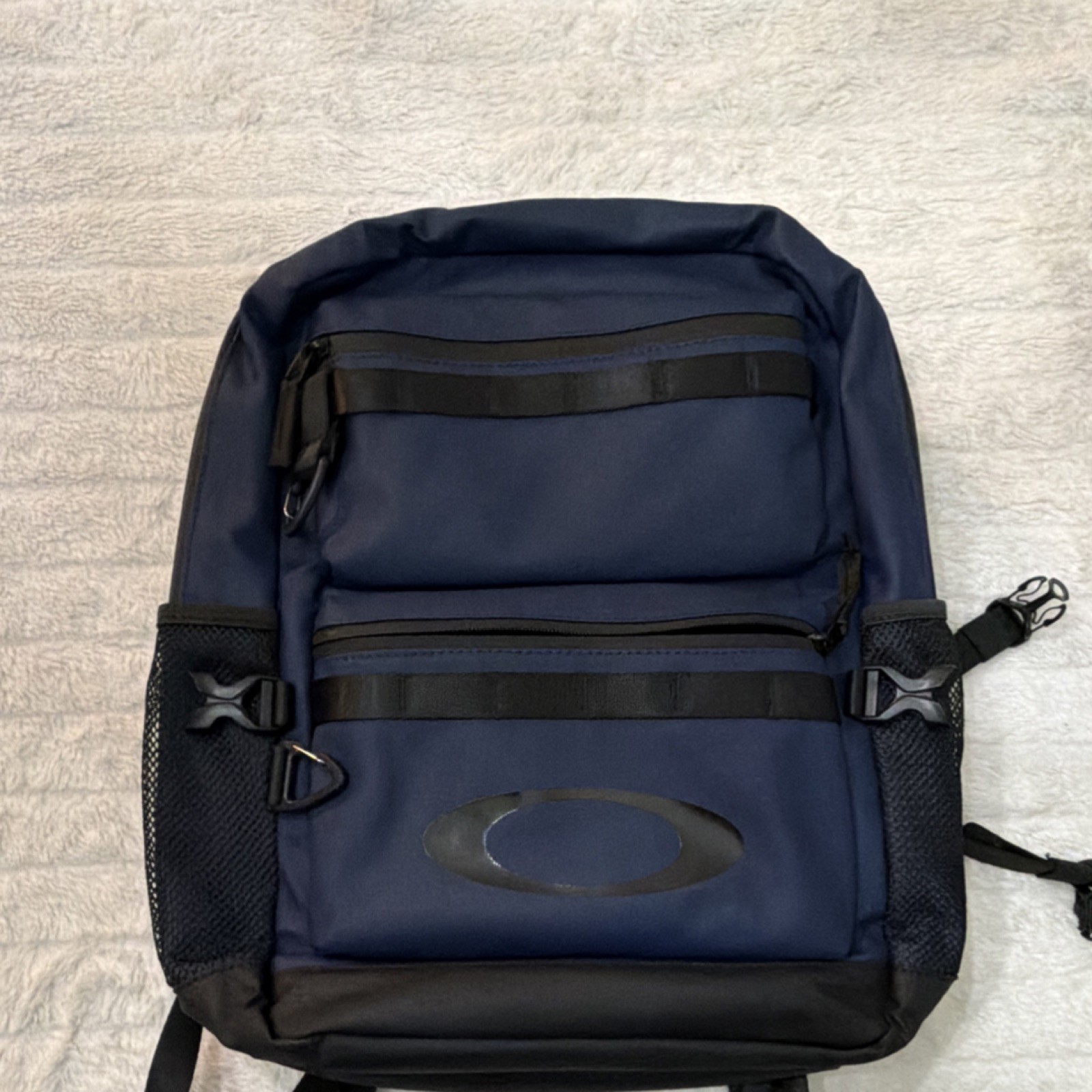 Oakley Men’s Navy Black Sports Backpack Padded Inner Dividers Zip Solid