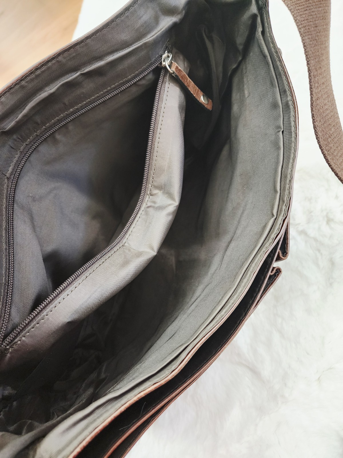 Kenneth Cole Reaction Dark Brown Genuine Leather Messenger Briefcase Crossbody