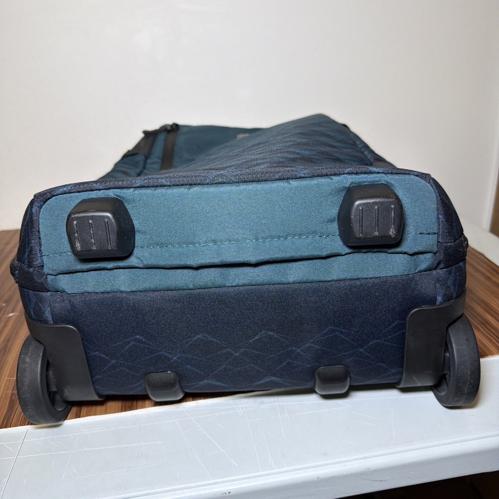 Victorinox Carry Case VX Touring Global Wheeled Carry On 601477 Dark Teal Blue