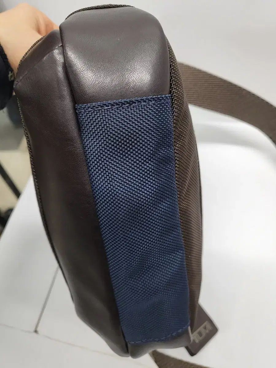 Tumi Crossback (Free shipping *Not applicable for Mercari shop transactions)