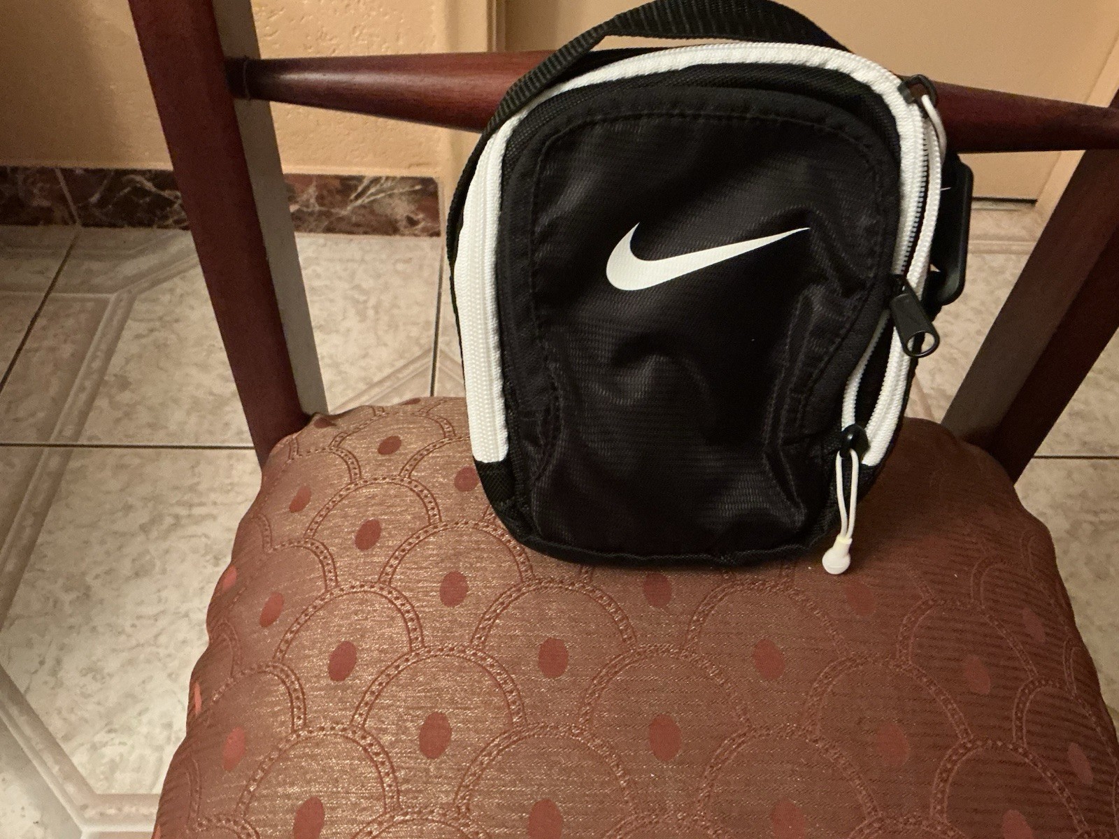 Nike Small Black/White Crossbody Bag Zip Closure Adjustable Strap Outer Pockets