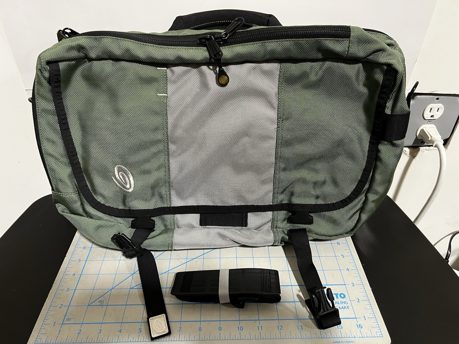 Timbuk2 Outtawhack Messenger Bag Laptop Convertible Backpack 3 in 1 Gray Black