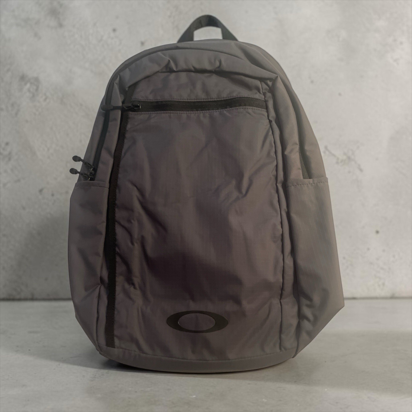 Oakley Gray Solid 22Large Sport backpack Closure Adjustable Padded Straps