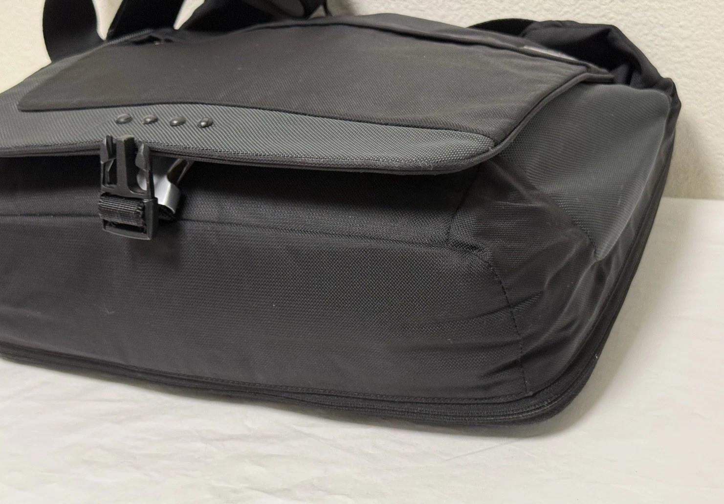 TUMI T-Tech Black Crossbody Laptop Messenger Business Travel Ballistic Nylon Bag