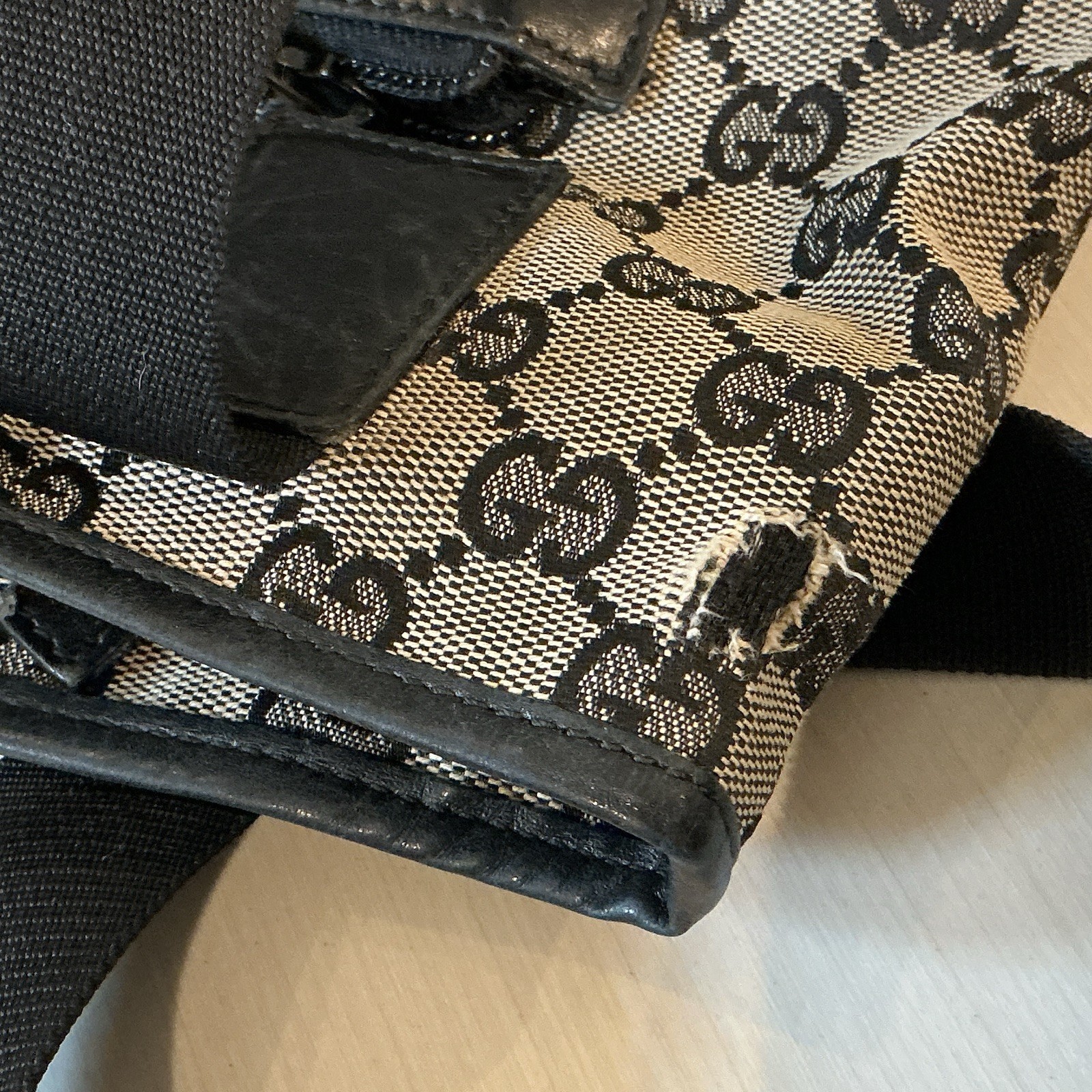 Gucci Beige Black GG Monogram Medium Zip Tote – Scuff on leather