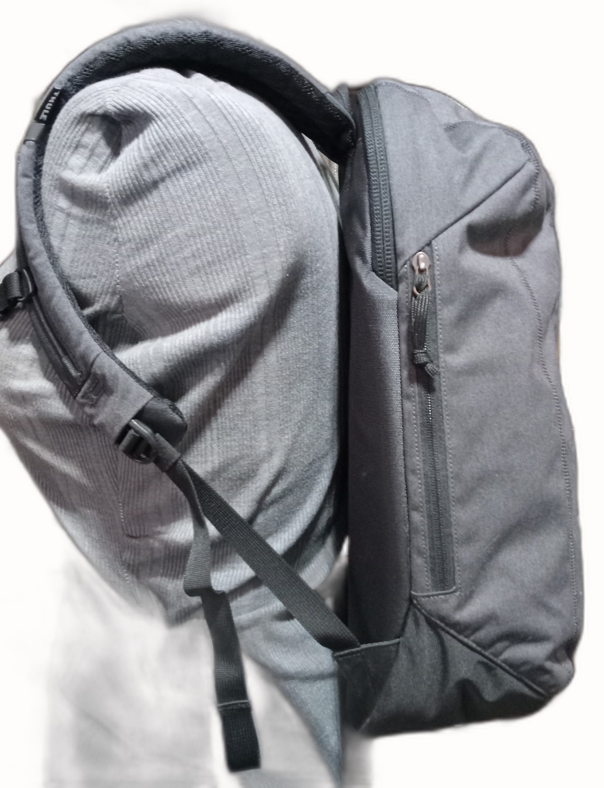THULE Brand New Vea Backpack Daypack Laptop Camera Padded Gray Lots of Pockets