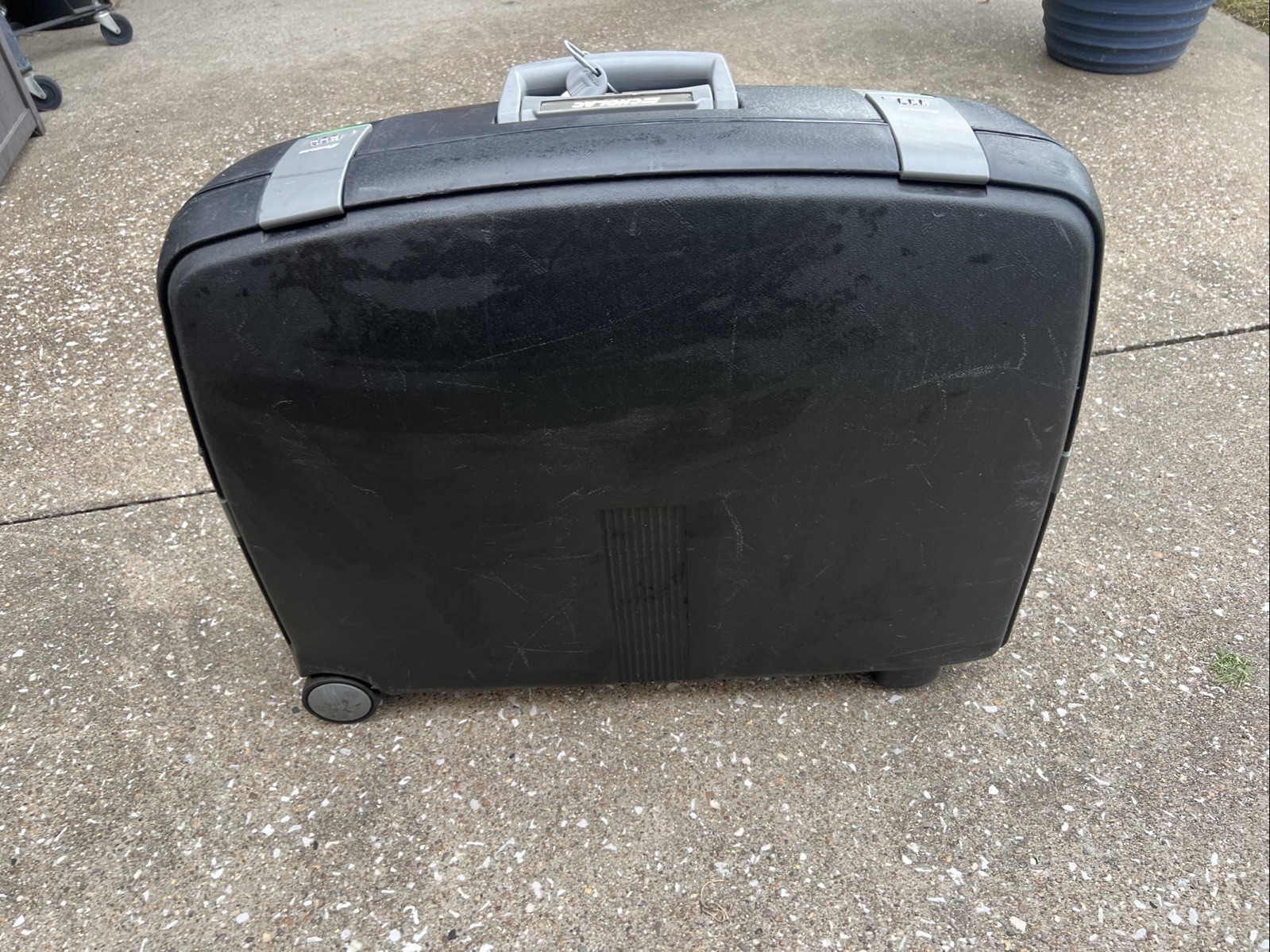 Echolac Hard Shell Suitcase RARE , 4 Closing Clasps , Key And Comb Lock, Wheeled