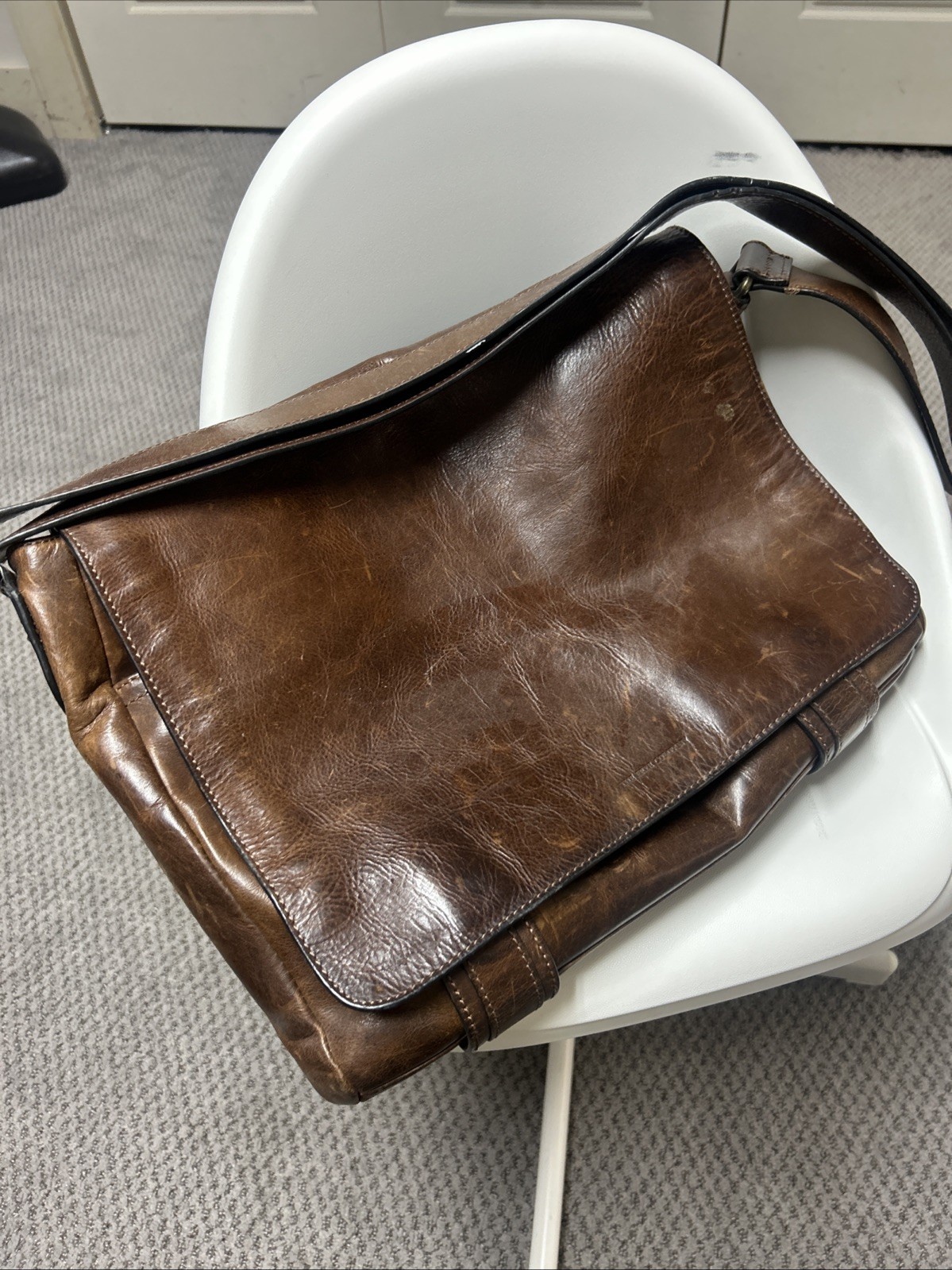 Frye Oliver Men’s Logan Messenger Bag – Cognac – One Size