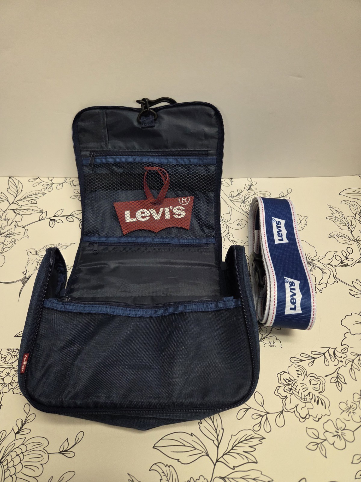 Levi’s Travel Set Luggage Tag Luggage Strap Toiletries Pouch with Box