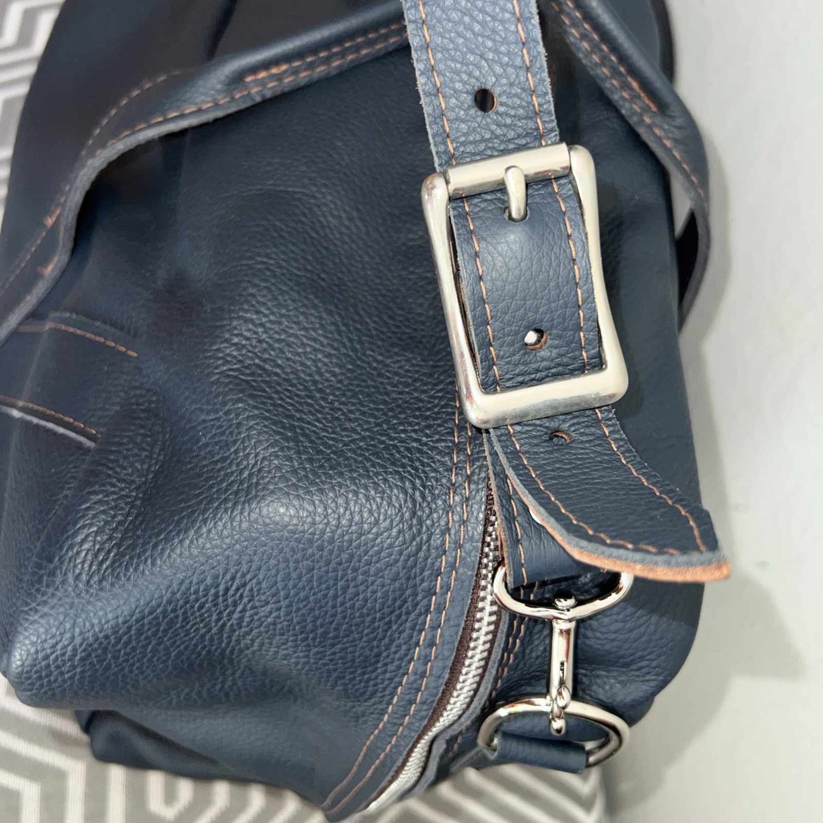 Ian James Navy Blue Leather Logan Duffle 20x12x7 Sport/Travel Shoulder Strap Bag