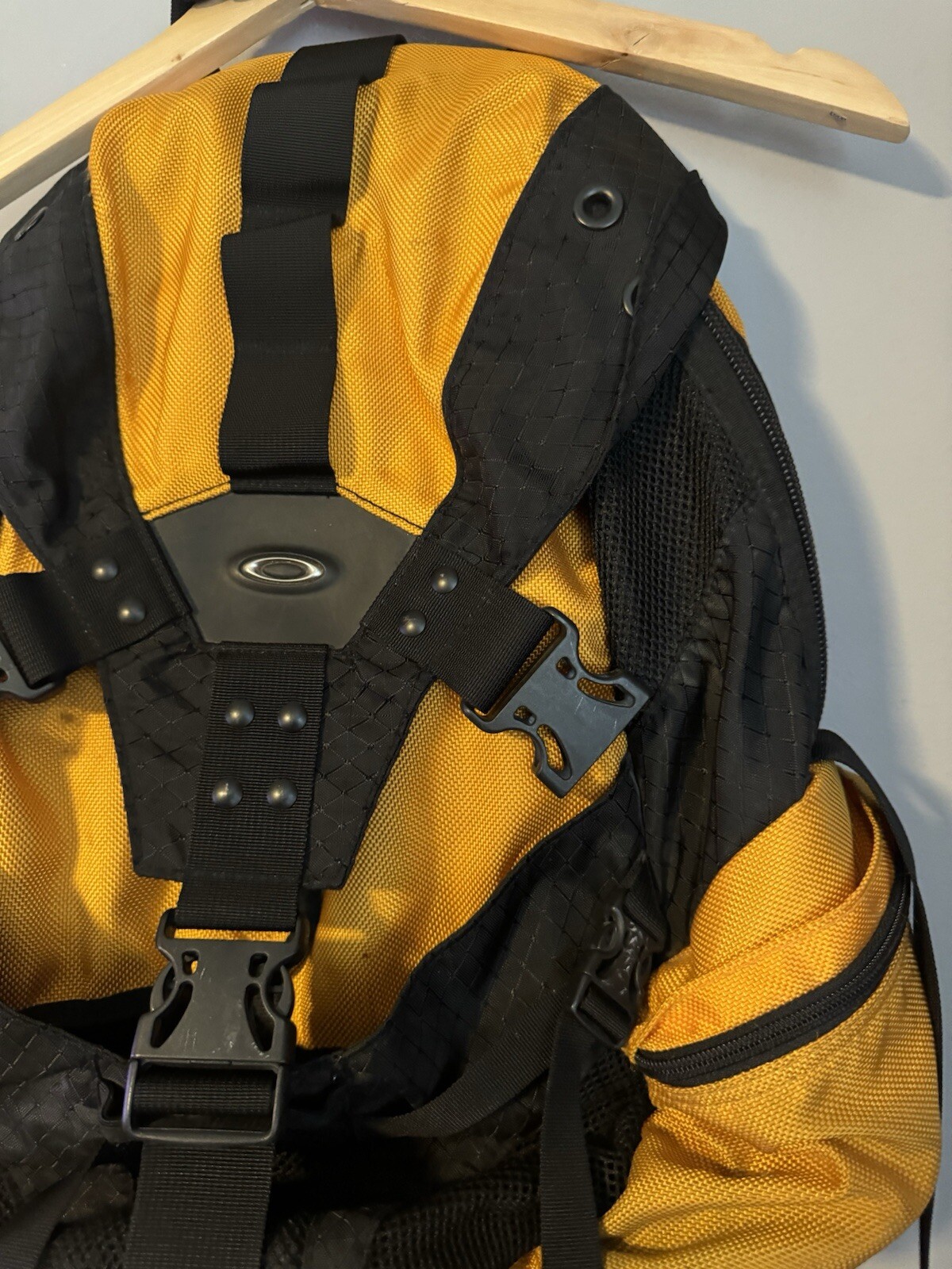 Oakley Icon 1.0 Backpack – Yellow/Black – Vintage – Genuine