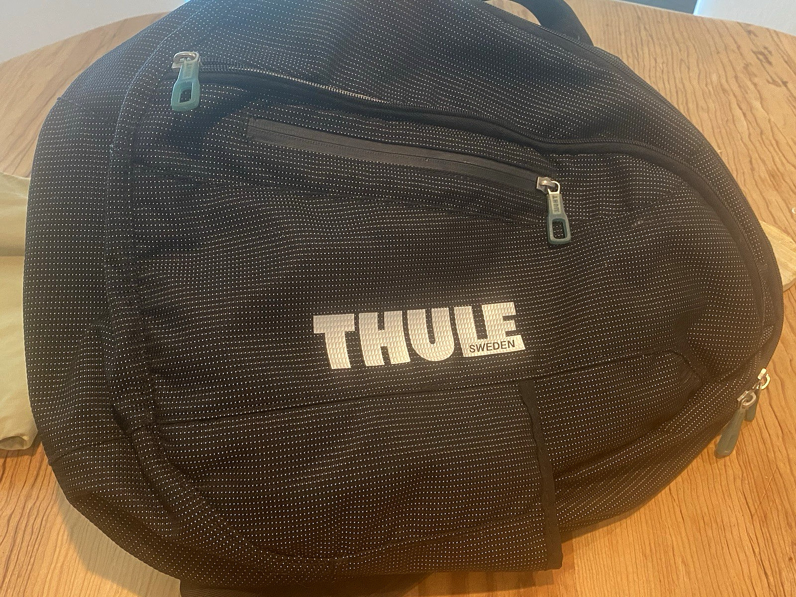 Thule Crossover Sling Bag – Excellent Pre-owned Condition!