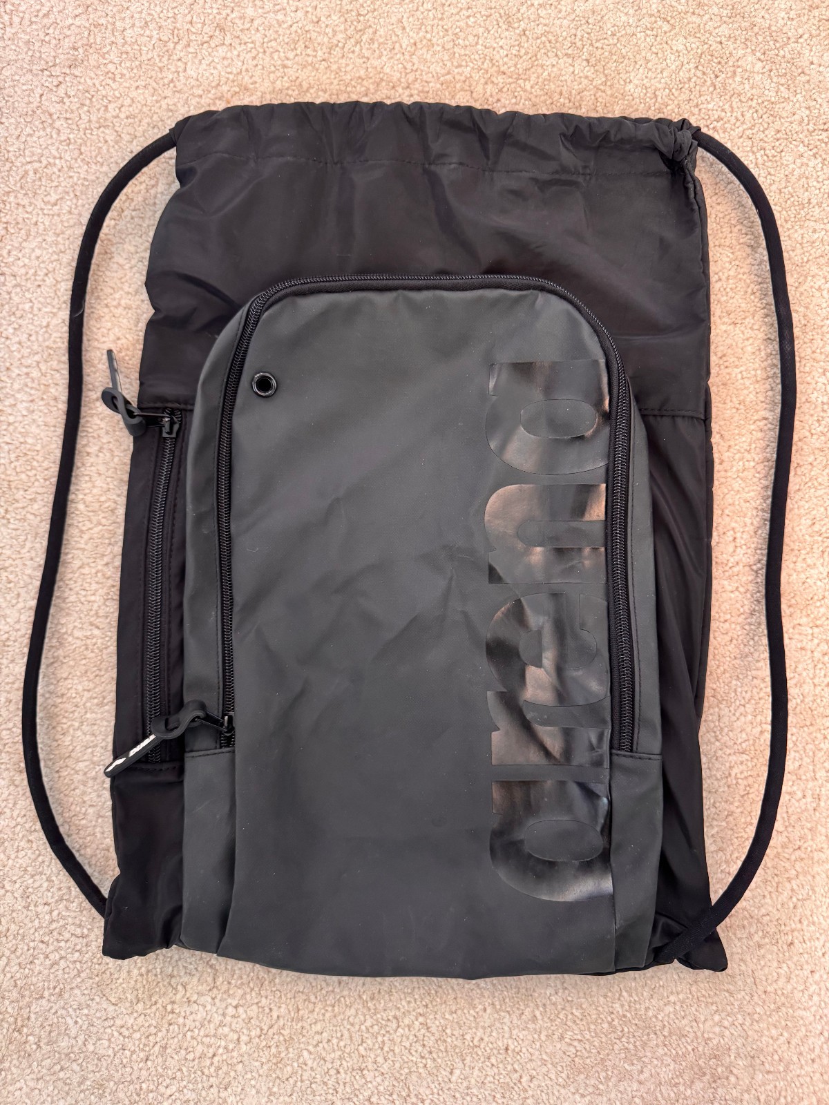 ARENA TEAM FAST SACK BLACK DRAWSTRING SWIM LARGE LOGO UNISEX 19-1/2″x13-3/4″