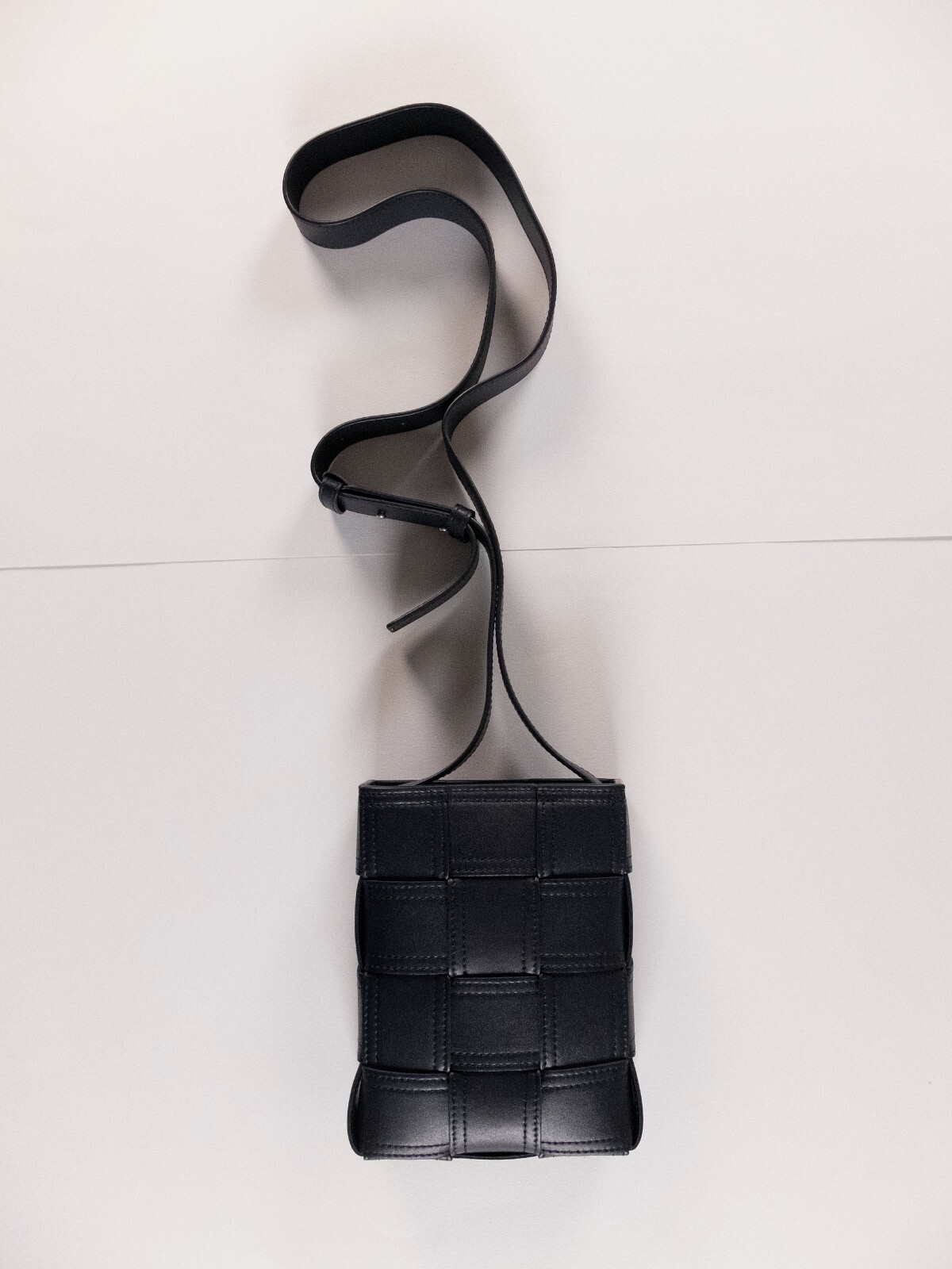 (NO CUSTOMS TAX) BOTTEGA VENETA Cassette dark blue leather crossbody mini bag