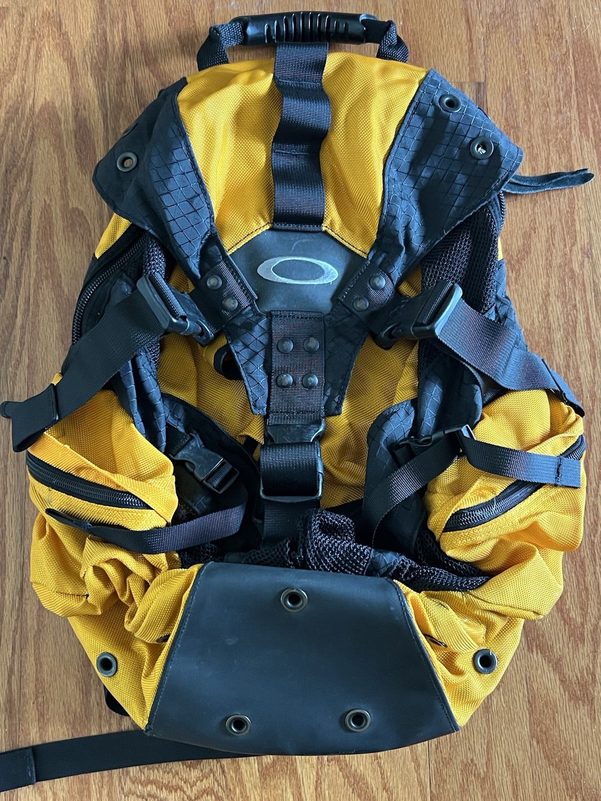 Oakley Icon 1.0 Tactical Backpack Bag Yellow Black Military Mechanism AP 07-139
